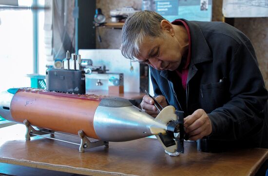 Valentin Gulyayev from Vladivostok builds functional submarine models