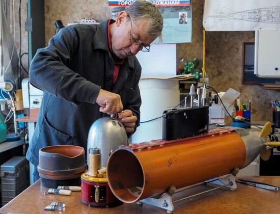 Valentin Gulyayev from Vladivostok builds functional submarine models
