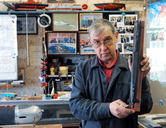 Valentin Gulyayev from Vladivostok builds functional submarine models