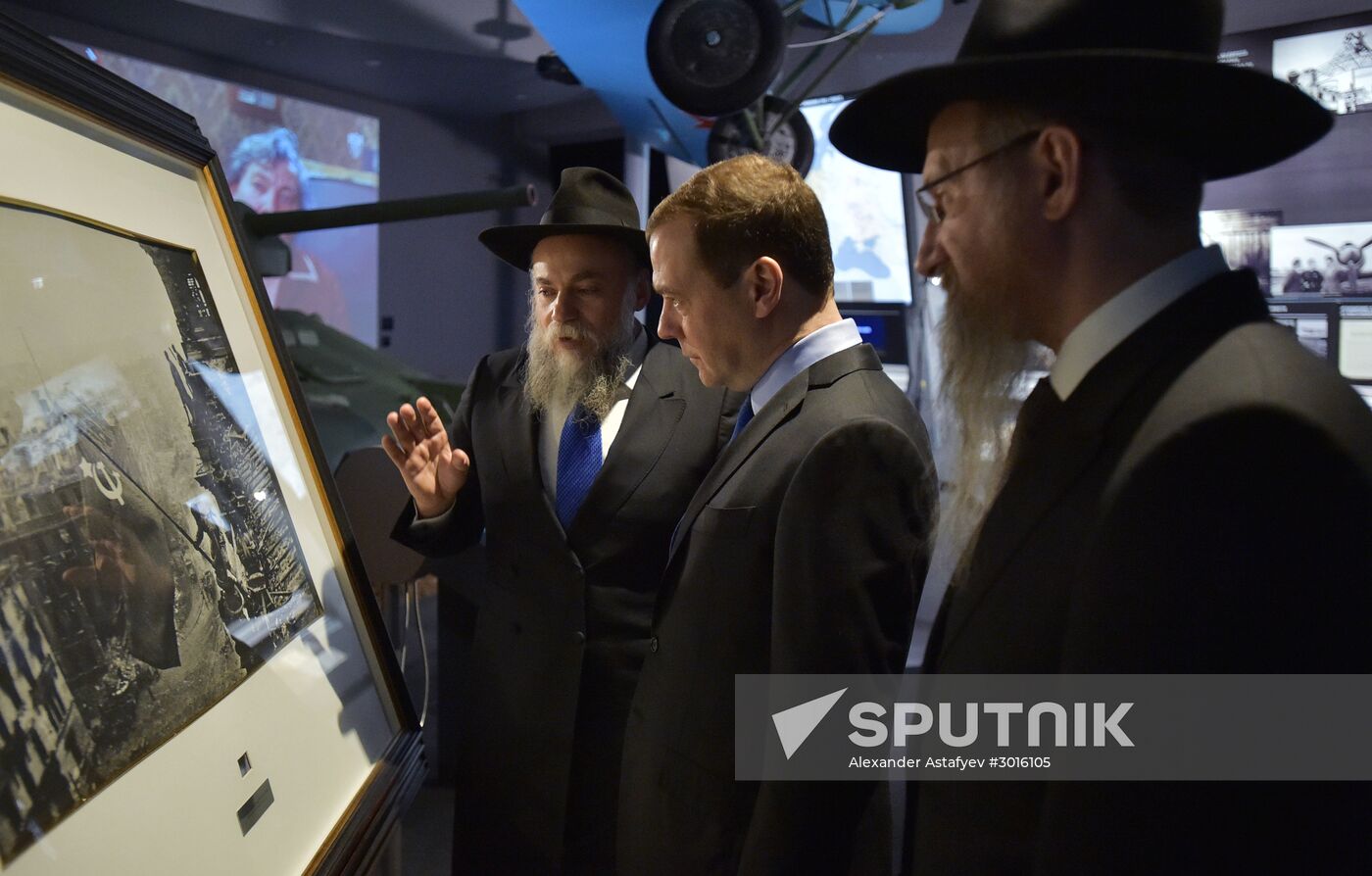 Russian Prime Minister Dmitry Medvedev visits Jewish Museum and Tolerance Center