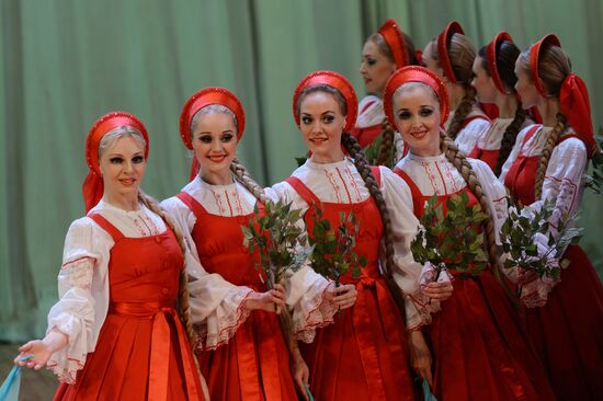 Nadezhda Babkina's Beryozka ensemble