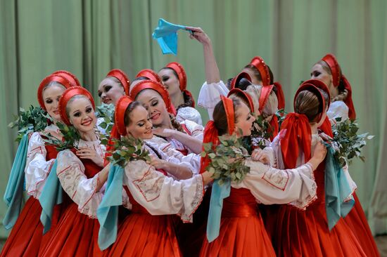 Nadezhda Babkina's Beryozka ensemble