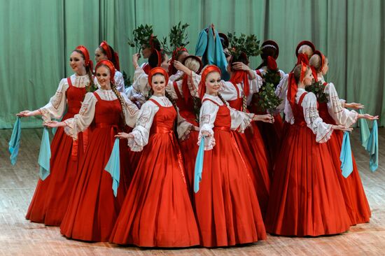 Nadezhda Babkina's Beryozka ensemble