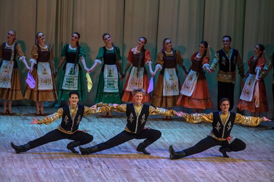 Nadezhda Babkina's Beryozka ensemble