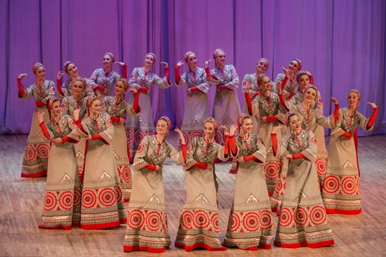 Nadezhda Babkina's Beryozka ensemble