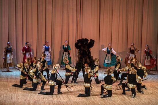 Nadezhda Babkina's Beryozka ensemble