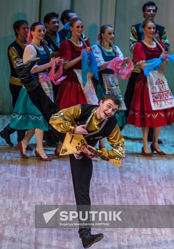 Nadezhda Babkina's Beryozka ensemble