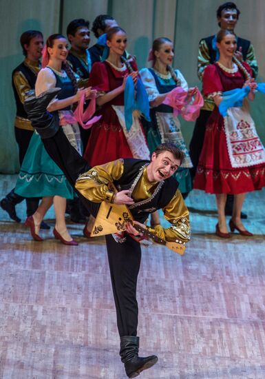 Nadezhda Babkina's Beryozka ensemble