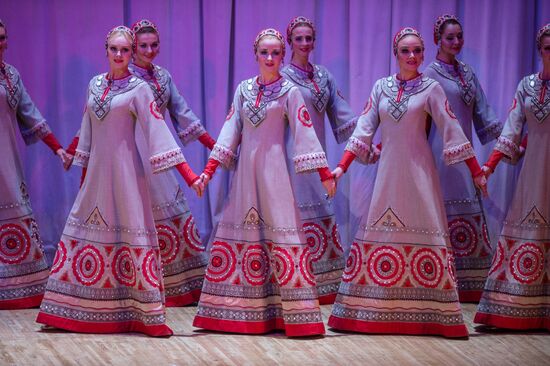 Nadezhda Babkina's Beryozka ensemble