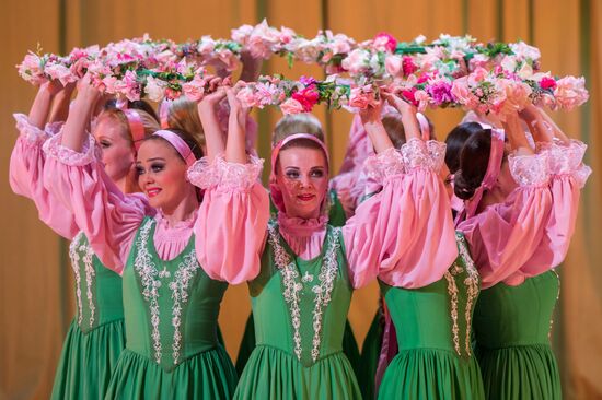 Nadezhda Babkina's Beryozka ensemble