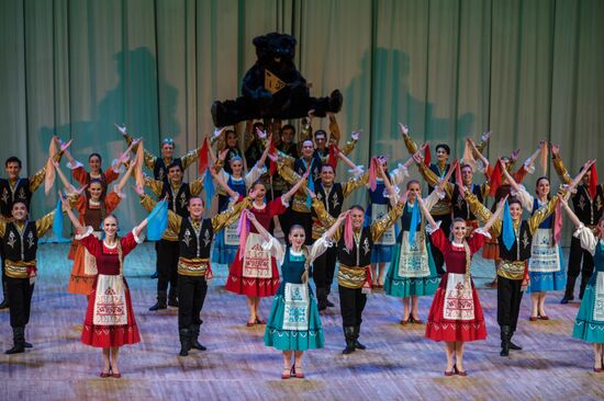 Nadezhda Babkina's Beryozka ensemble