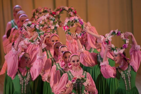 Nadezhda Babkina's Beryozka ensemble
