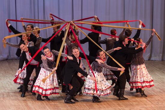 Nadezhda Babkina's Beryozka ensemble