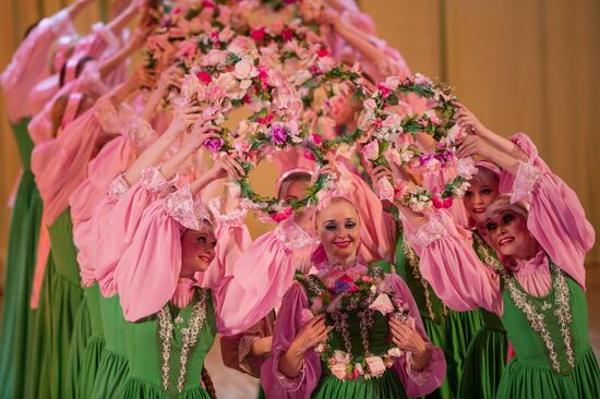 Nadezhda Babkina's Beryozka ensemble