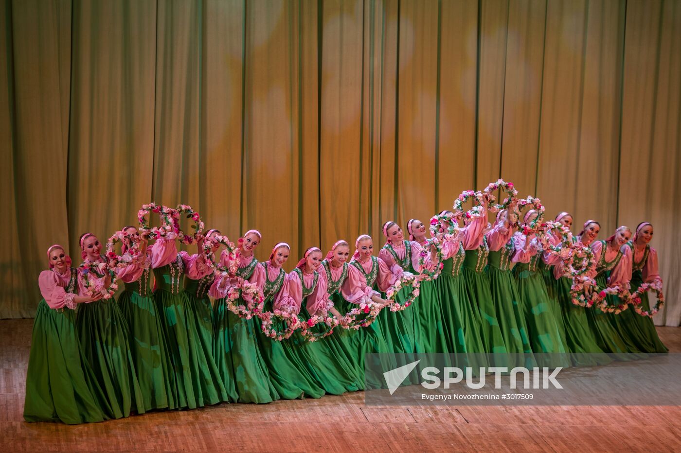 Nadezhda Babkina's Beryozka ensemble