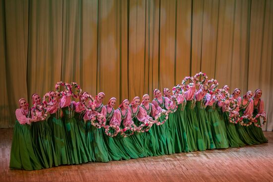 Nadezhda Babkina's Beryozka ensemble