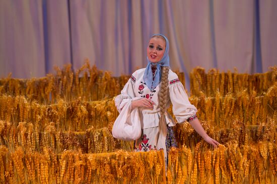 Nadezhda Babkina's Beryozka ensemble