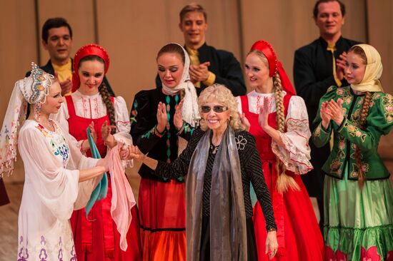 Nadezhda Babkina's Beryozka ensemble