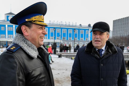 Ceremonial greetings for Polyarnaya Zvezda coast guard ship