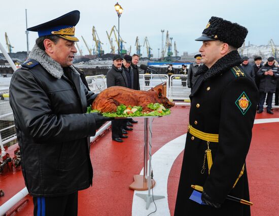 Ceremonial greetings for Polyarnaya Zvezda coast guard ship