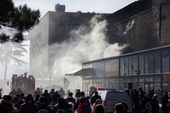 Fire destroys the Children's World mall in Tbilisi