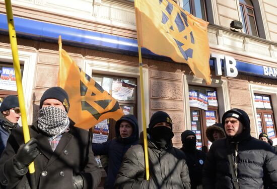 Radicals picket Russian bank branches in Kiev