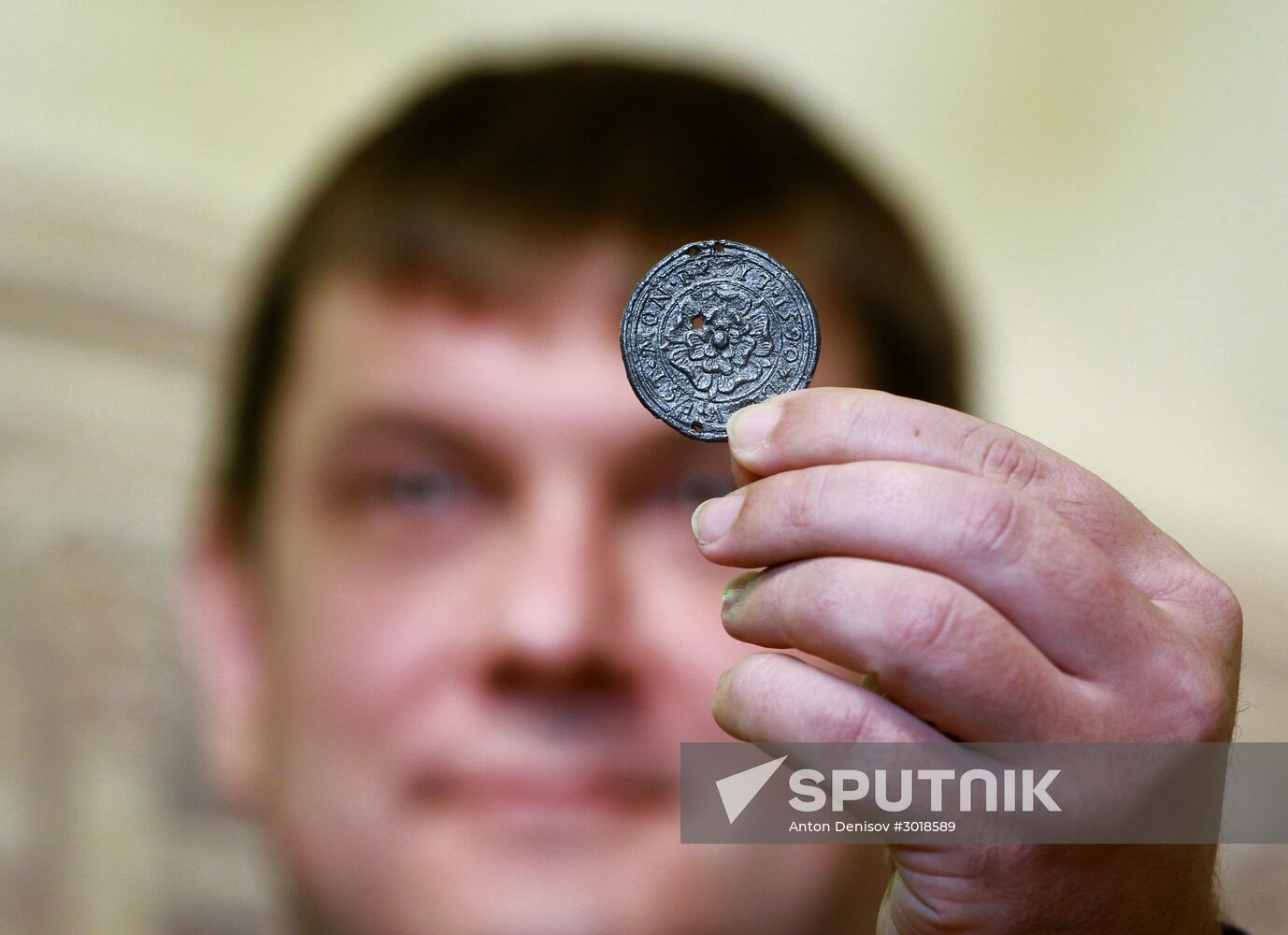 Displaying a 16th century medallion unearthed by archelogists at Zaryadye Park