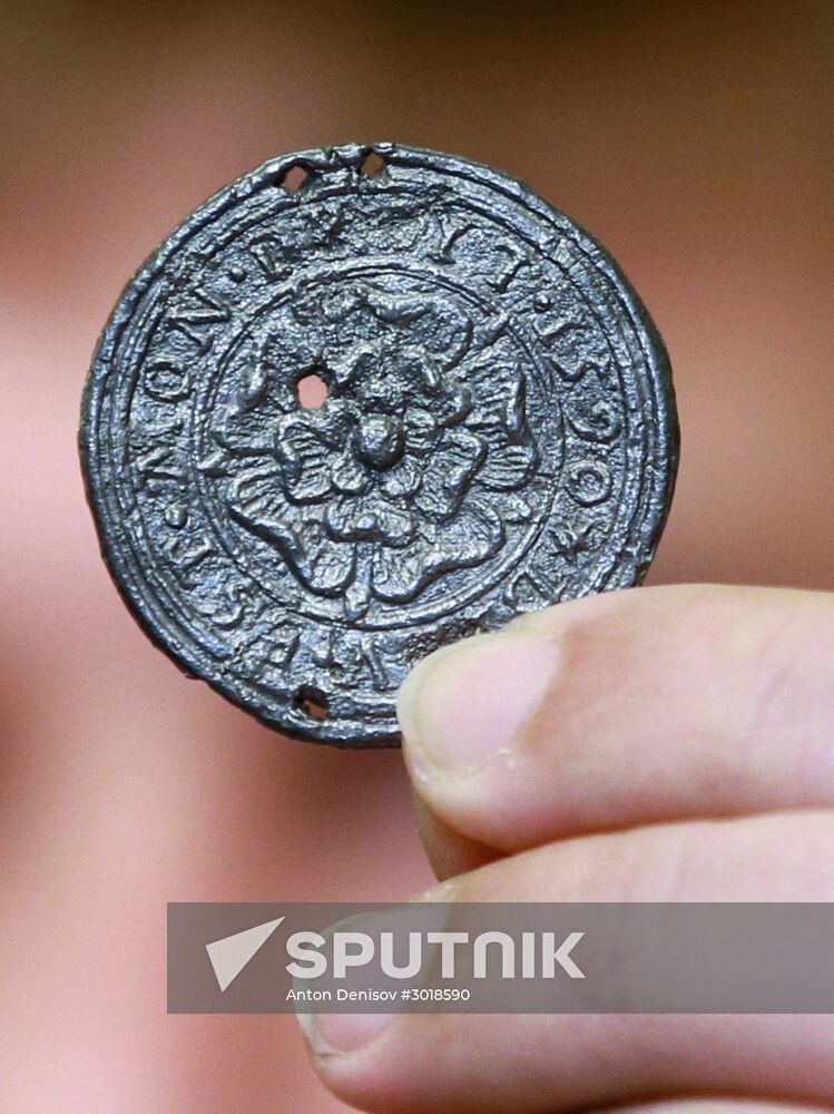 Displaying a 16th century medallion unearthed by archelogists at Zaryadye Park