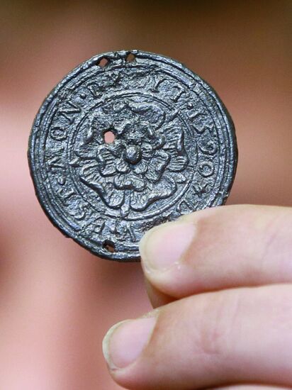 Displaying a 16th century medallion unearthed by archelogists at Zaryadye Park