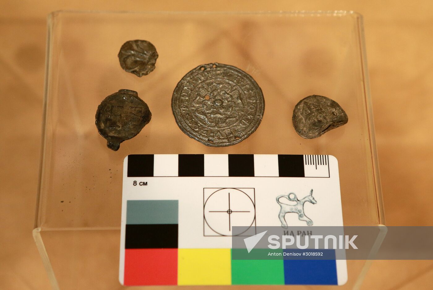 Displaying 16th century medallion unearthed by archaelogists at Zaryadye Park