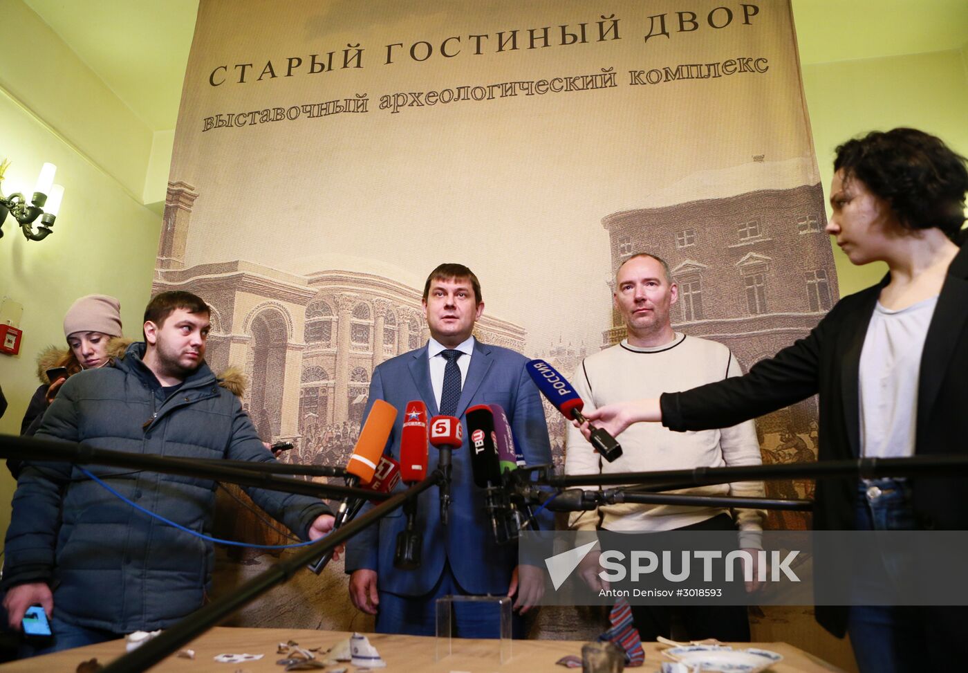 Displaying 16th century medallion unearthed by archaelogists at Zaryadye Park