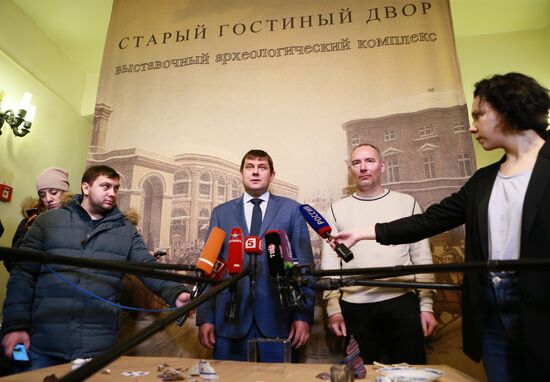 Displaying 16th century medallion unearthed by archaelogists at Zaryadye Park