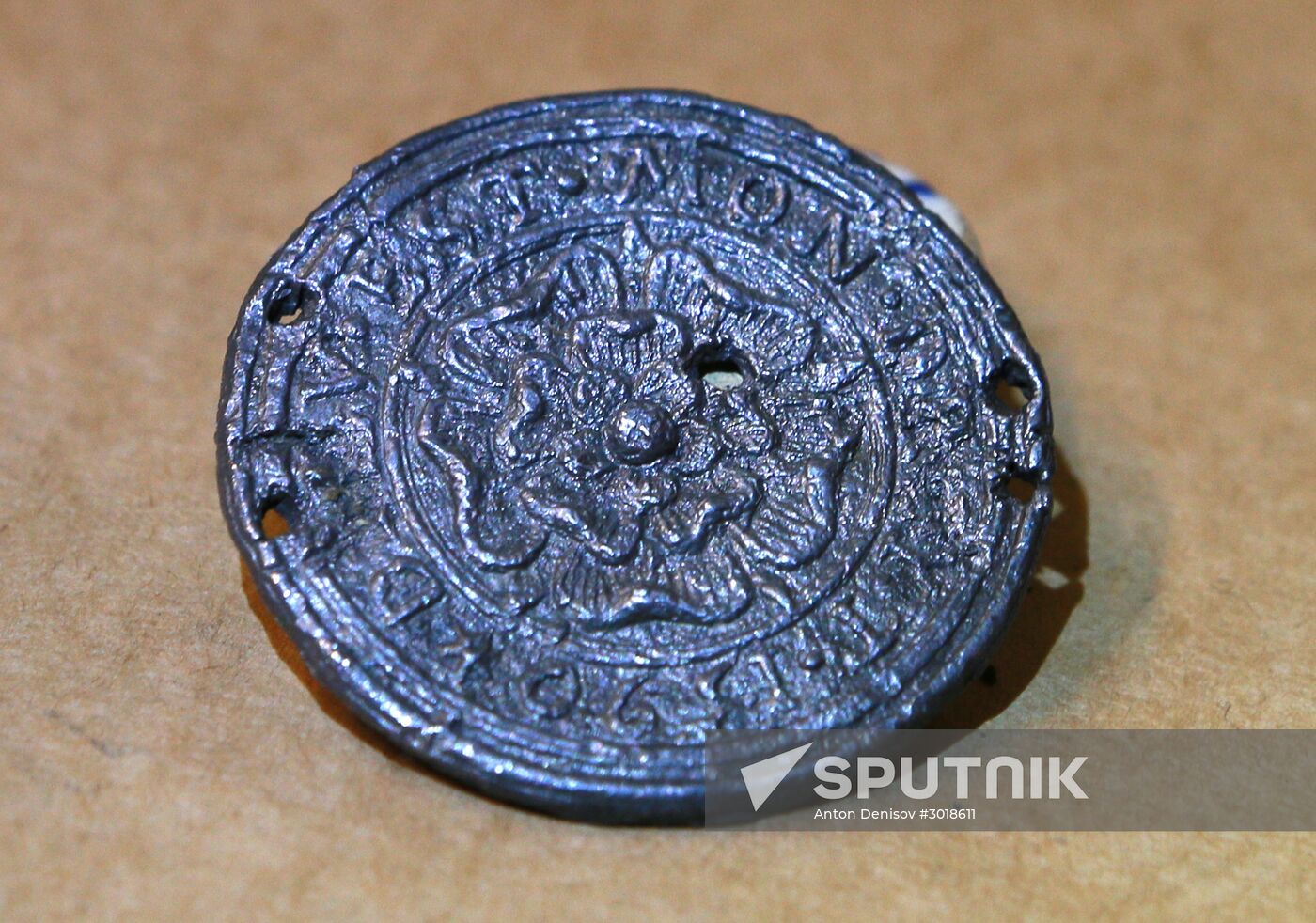 Displaying 16th century medallion unearthed by archaelogists at Zaryadye Park
