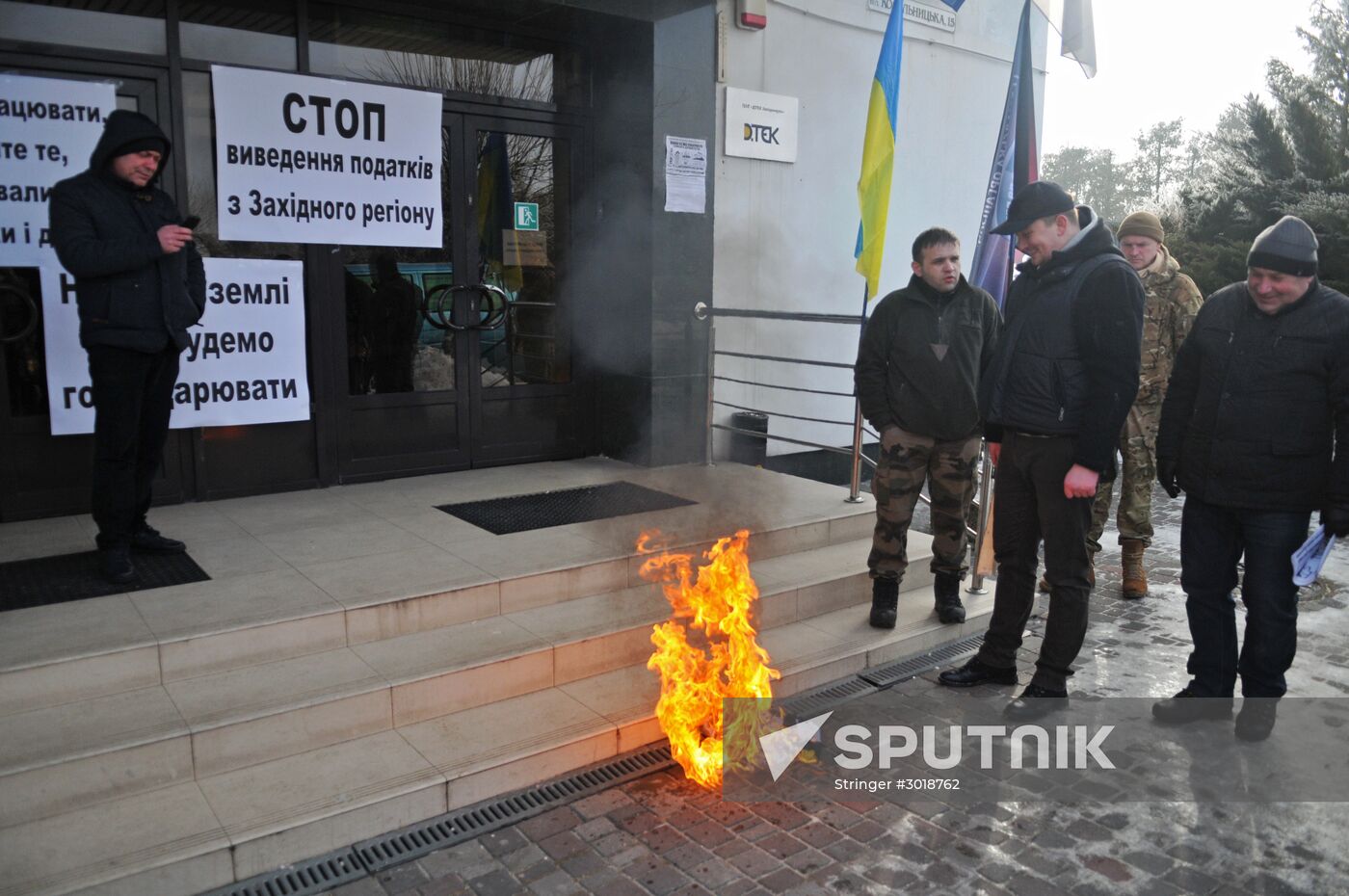 People protest oligarchs' control over power-industry facilities in Ukraine