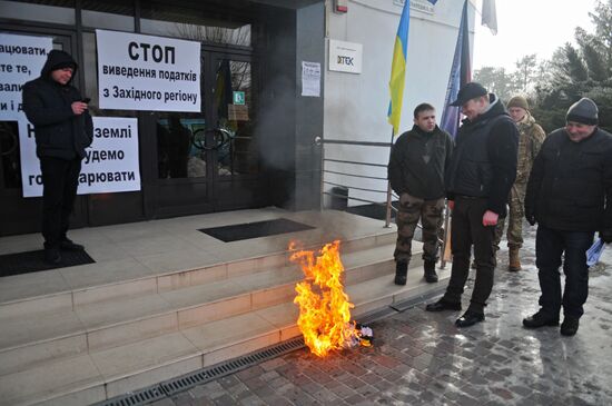 People protest oligarchs' control over power-industry facilities in Ukraine