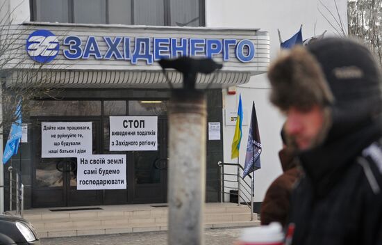 People protest oligarchs' control over power-industry facilities in Ukraine