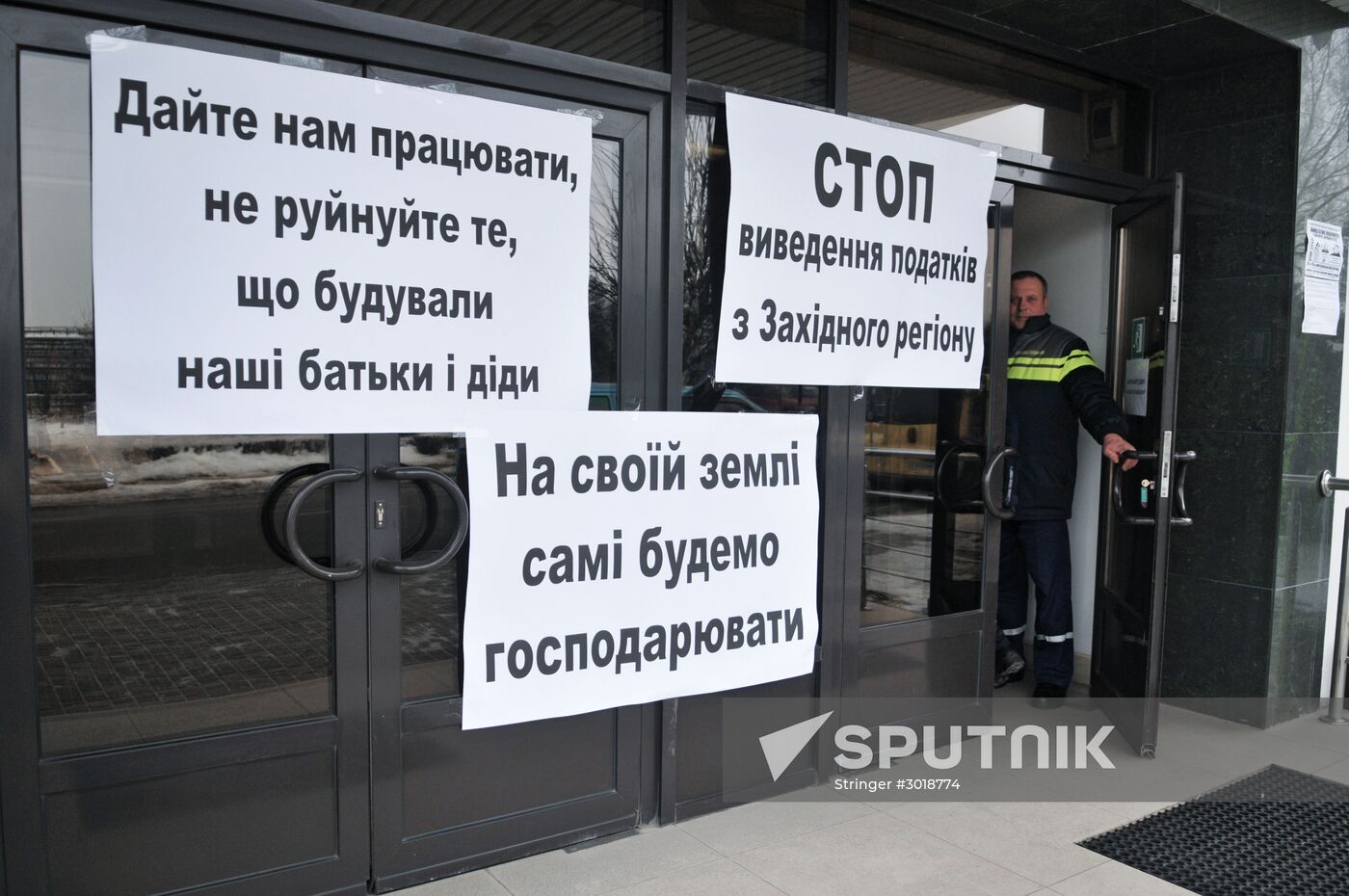 People protest oligarchs' control over power-industry facilities in Ukraine