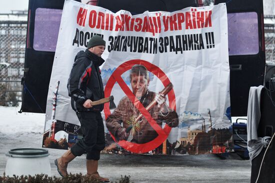 People protest oligarchs' control over power-industry facilities in Ukraine