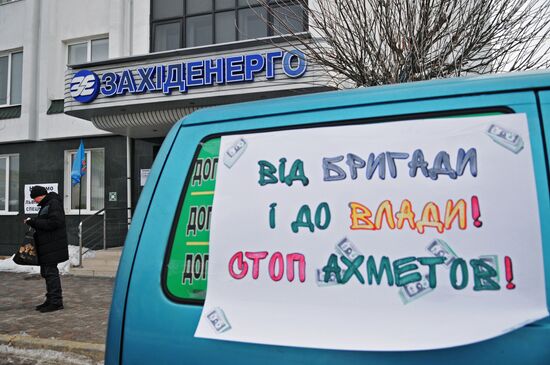 People protest oligarchs' control over power-industry facilities in Ukraine