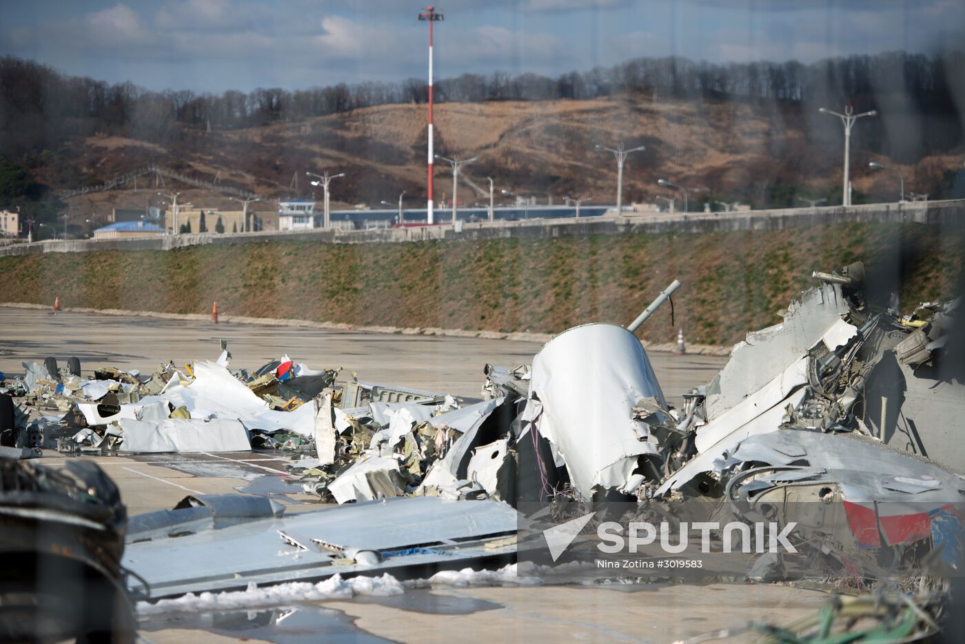 Search for wreckage of Defense Ministry's Tu-154 continues in Sochi