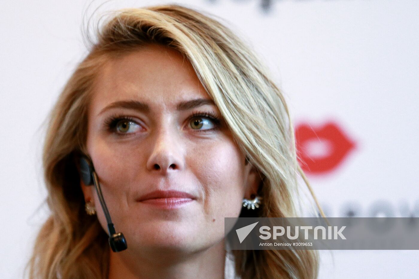 Maria Sharapova presents Yota company's new projects