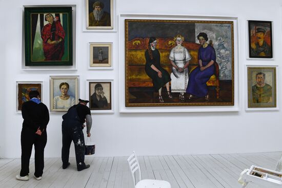 'Naive...No' exhibition opens