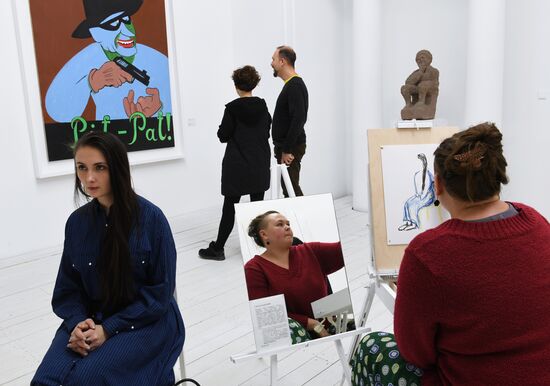 'Naive...No' exhibition opens
