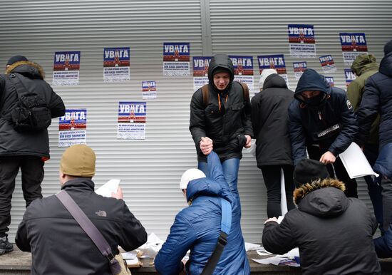 Radicals stage protest events at branches of Russian banks in Kiev