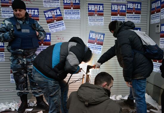 Radicals stage protest events at branches of Russian banks in Kiev