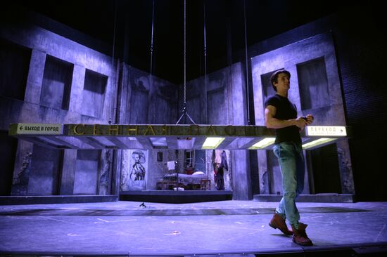 Tour to Crime and Punishment show backstage