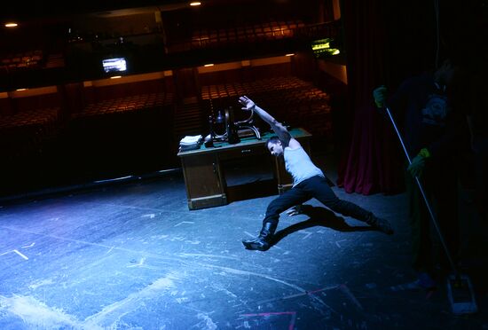 Tour to Crime and Punishment show backstage