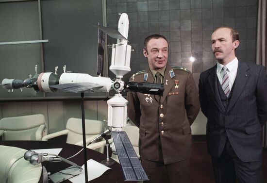 Cosmonauts Gennady Manakov and Alexander Poleshchuk