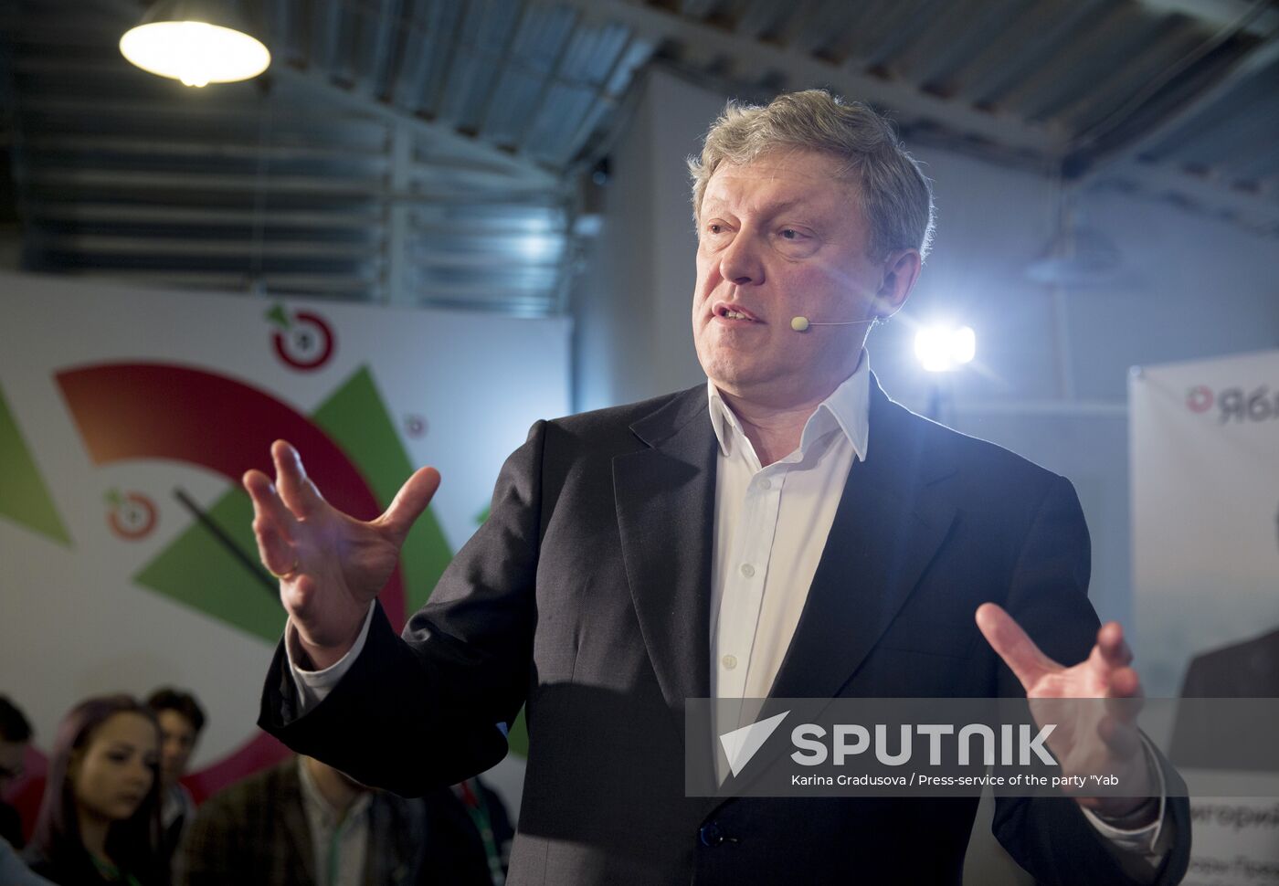 2018 presidential hopeful Yavlinsky's confidants hold forum