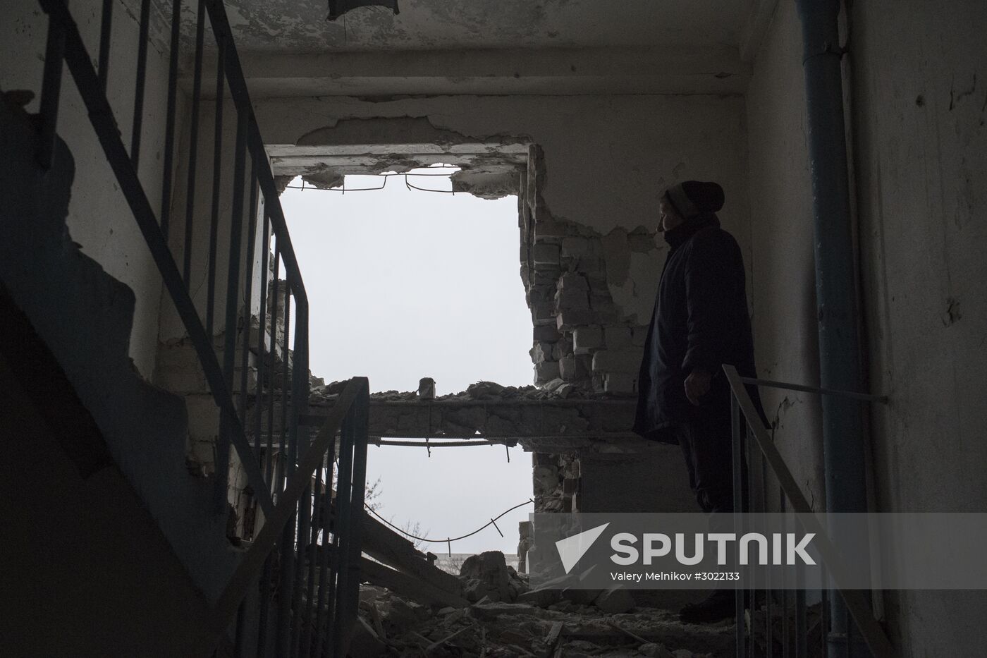 A local resident in the building damaged in the shelling in Donetsk's Kievsky district. Location: Ukraine, Donetsk. Author: Valery Melnikov/Sputnik. Donetsk update